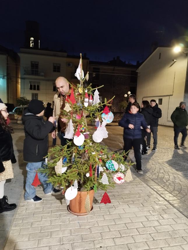 Addobbato l'albero di Natale dell'integrazione