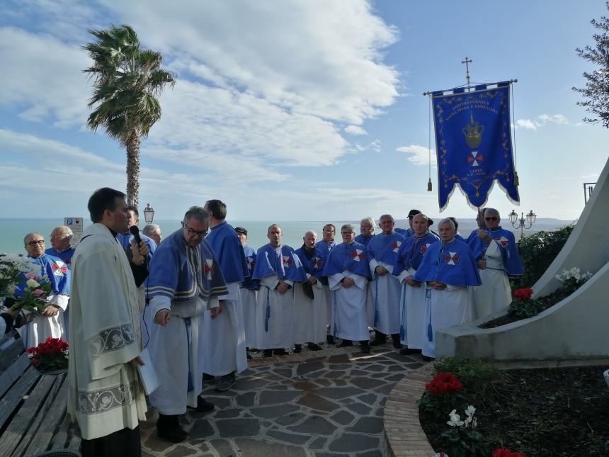 Con l'autoscala l'omaggio alla Madonna dai Vigili del fuoco: in dono due mazzi di fiori