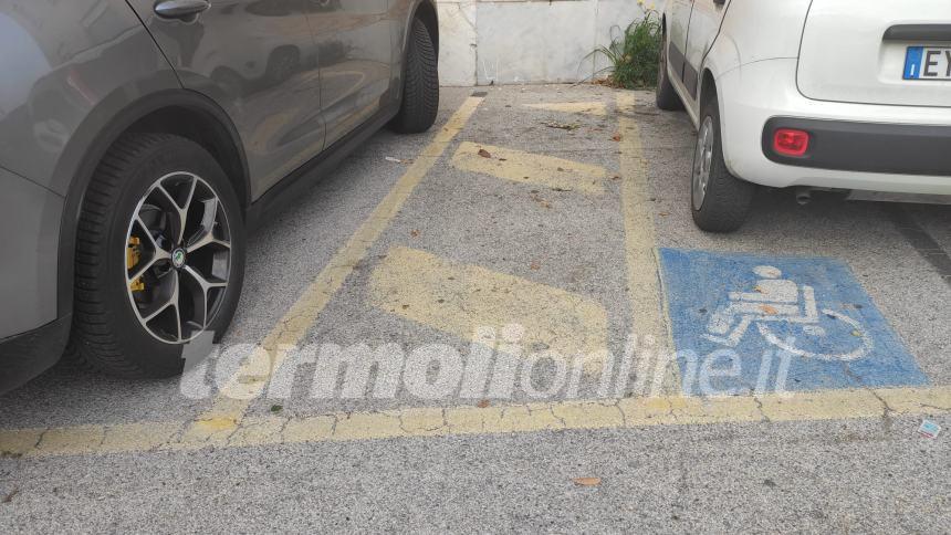 Parcheggi riservati ai disabili, Giorgetta: "Arrivano catene e lucchetti per garantire l'accesso"