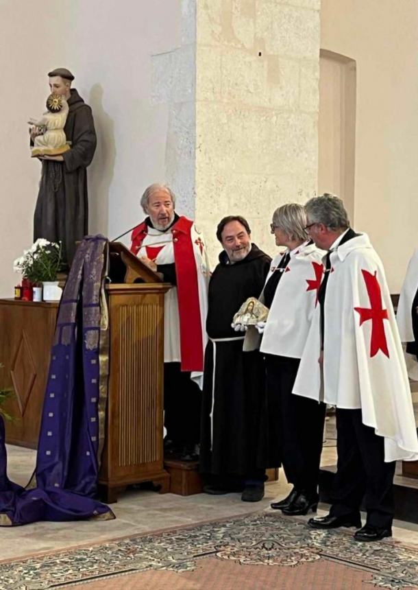 Cinzia corti consegna una sua opera a Padre Nicola Galasso