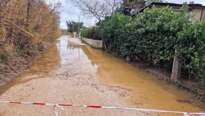 Mareggiata a Rio Vivo, strada chiusa e famiglia evacuata