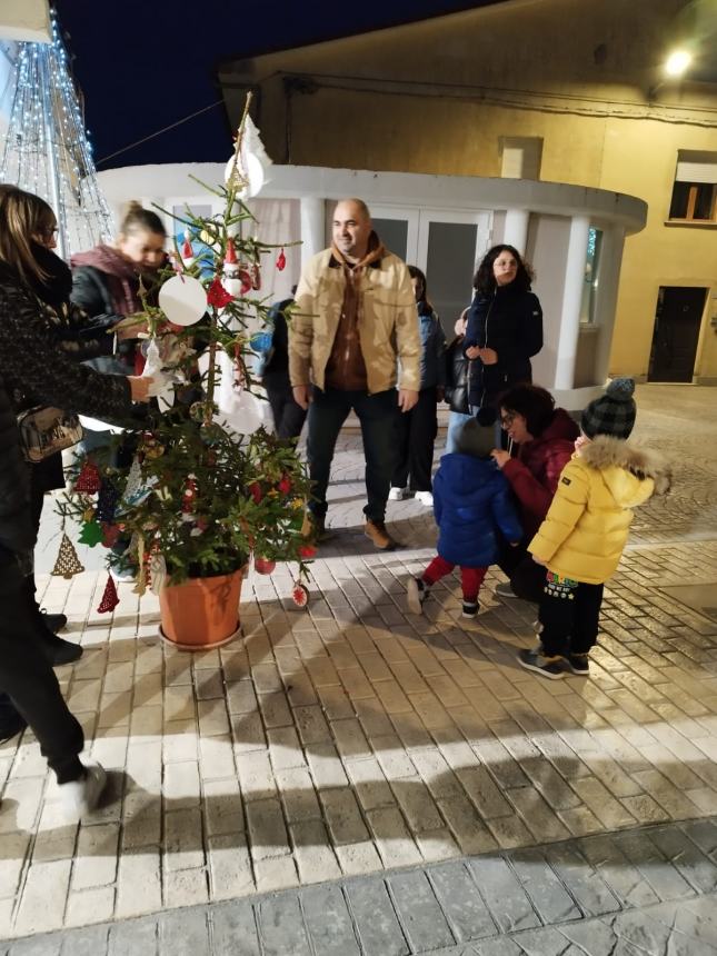 Addobbato l'albero di Natale dell'integrazione