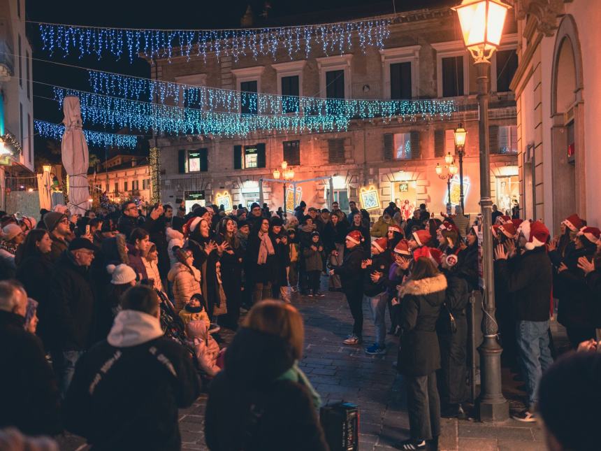 In piazza Rossetti l'esibizione del coro in lingua dei segni