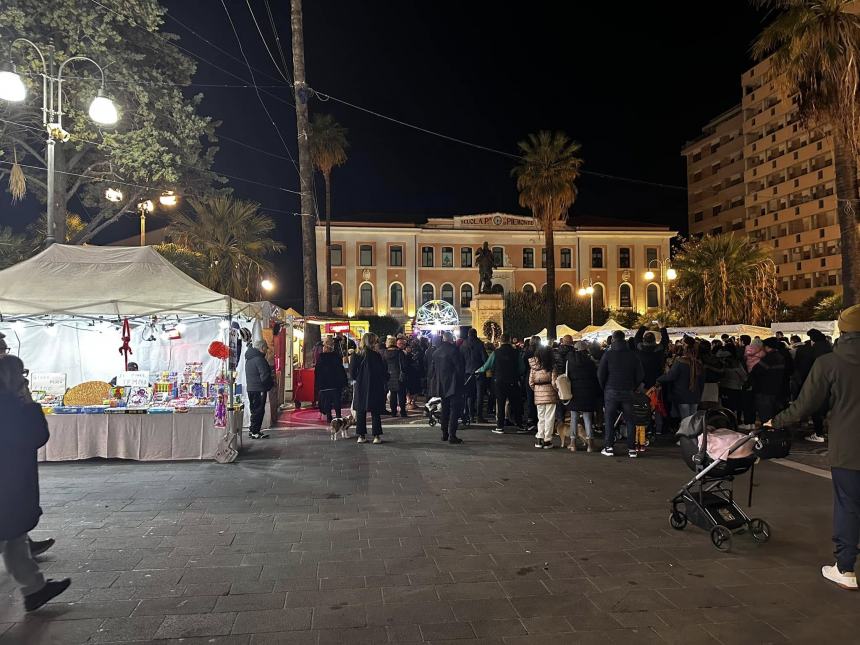 Natale a Termoli: inaugurato il grande albero