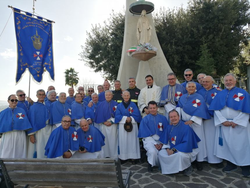 Con l'autoscala l'omaggio alla Madonna dai Vigili del fuoco: in dono due mazzi di fiori