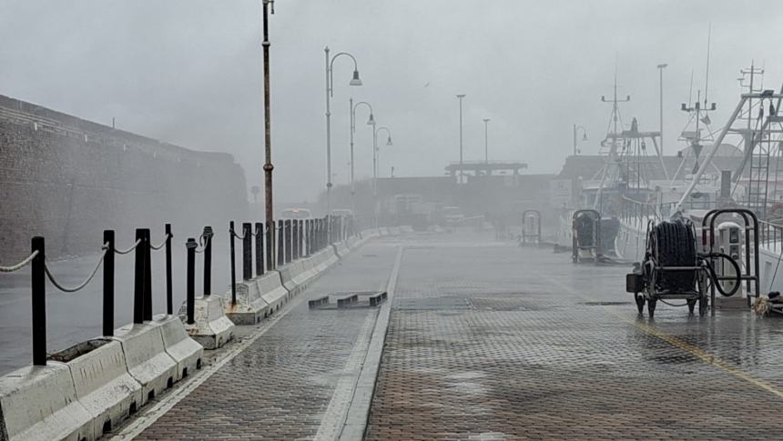 La mareggiata al porto di Termoli 