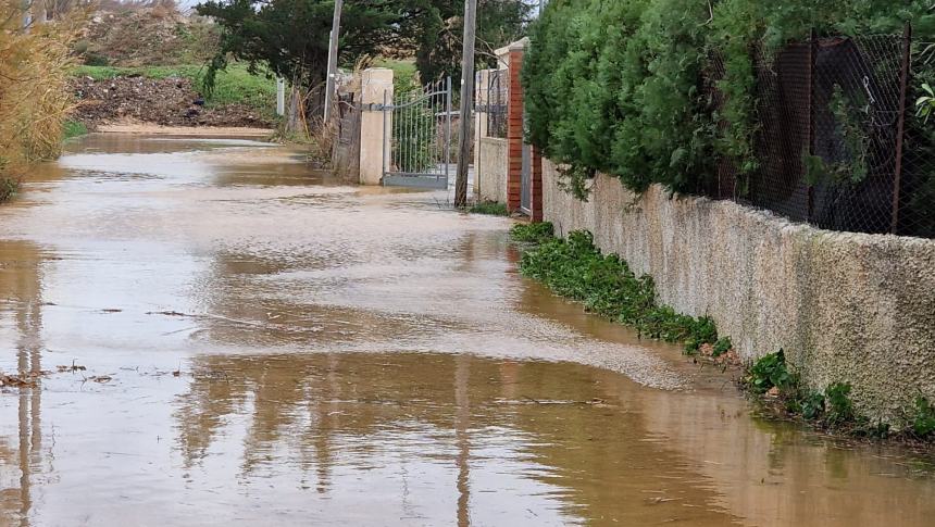 Mareggiata a Rio Vivo, strada chiusa e famiglia evacuata