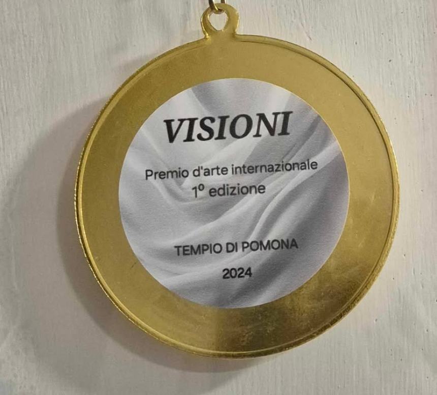  Cinzia Corti  premiata al concorso d'arte "Visioni" per la sua opera "Mi manchi"