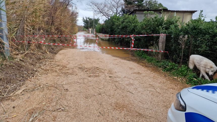 Mareggiata a Rio Vivo, strada chiusa e famiglia evacuata