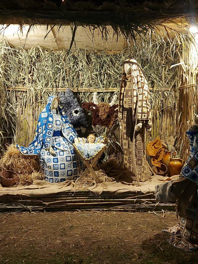 Mani che creano magia: il Presepe all'uncinetto di Campomarino