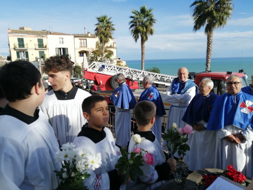 Con l'autoscala l'omaggio alla Madonna dai Vigili del fuoco: in dono due mazzi di fiori