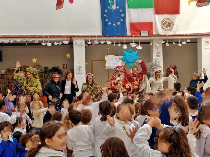 Babbo Natale, gli elfi e la Regina delle nevi: auguri di Natale alle scuole vastesi