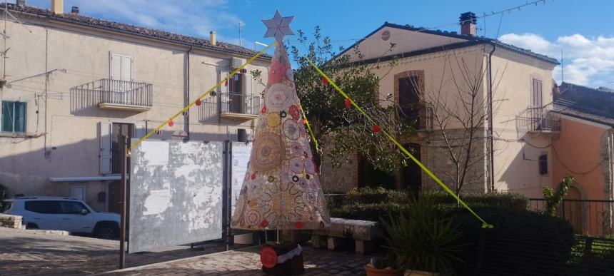 Il Natale mette in moto il gruppo "uncinettaie" di Piano San Giovanni