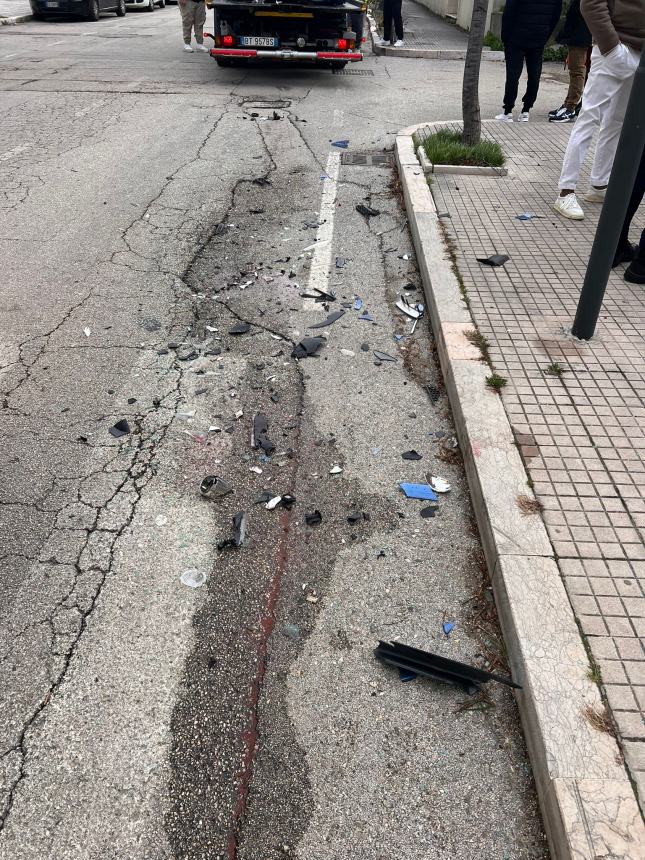 Scontro tra 2 auto in Via Marco Polo a Vasto, 1 finisce sul marciapiede 