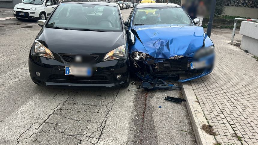 Scontro tra 2 auto in Via Marco Polo a Vasto, 1 finisce sul marciapiede 