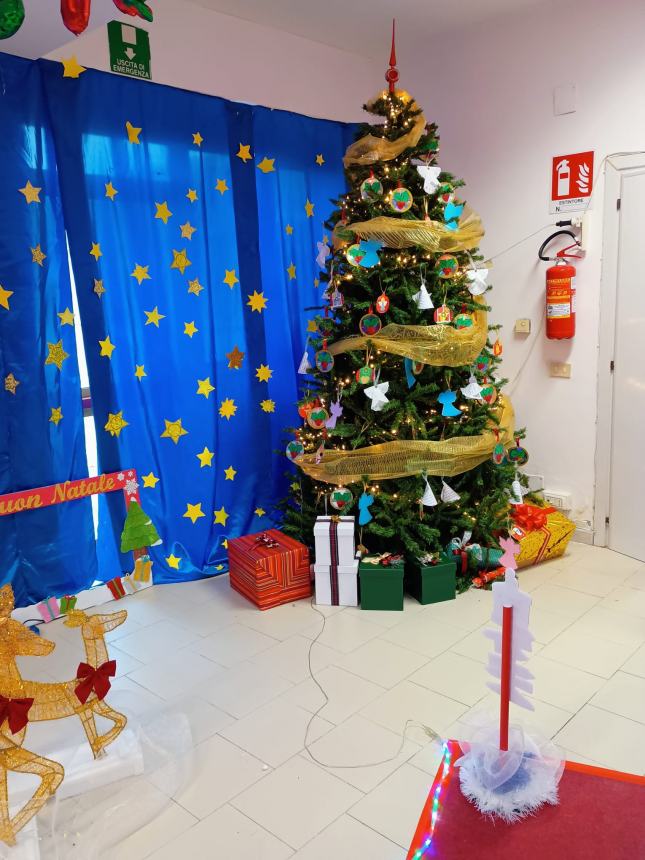 La casa di Babbo Natale dei bimbi dell'infanzia di via Cina