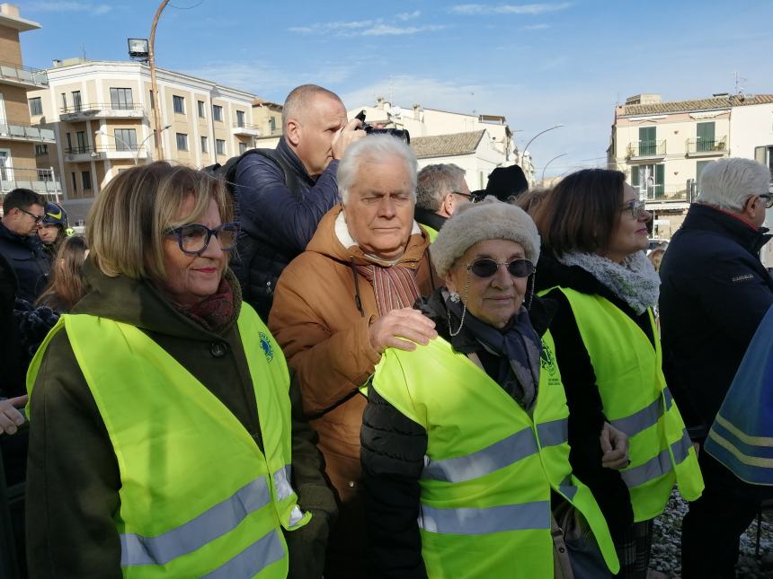 Con l'autoscala l'omaggio alla Madonna dai Vigili del fuoco: in dono due mazzi di fiori