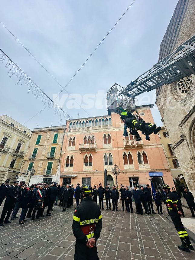 Santa Barbara, messa a San Giuseppe e tricolore sull'autoscala per i Vigili del fuoco