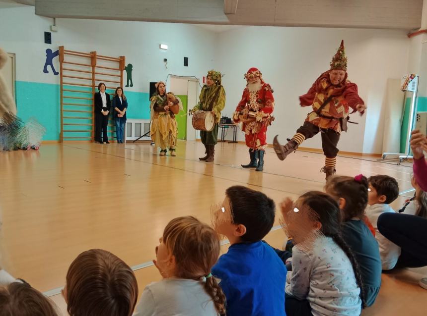 Babbo Natale, gli elfi e la Regina delle nevi: auguri di Natale alle scuole vastesi