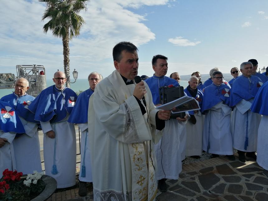 Con l'autoscala l'omaggio alla Madonna dai Vigili del fuoco: in dono due mazzi di fiori