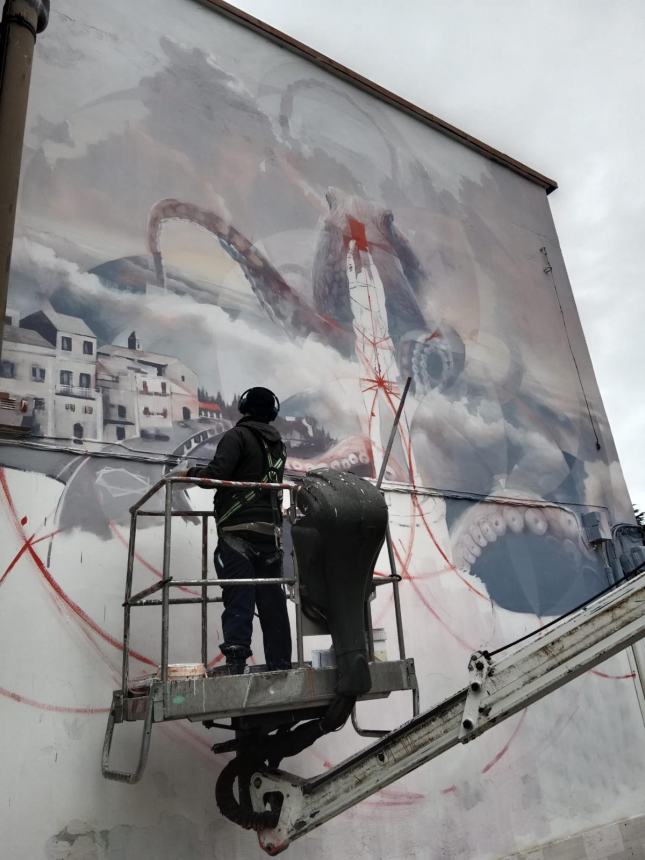 Il Pantini-Pudente abbellito con dei murales sulla facciata d'ingresso