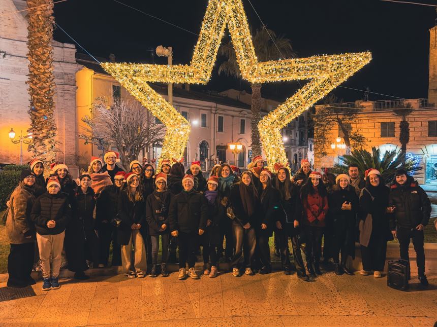 In piazza Rossetti l'esibizione del coro in lingua dei segni