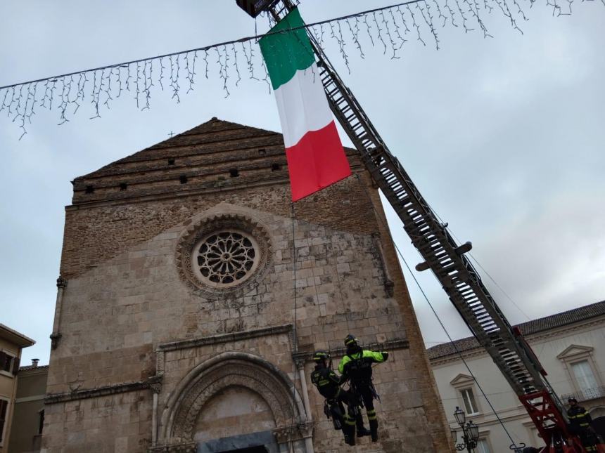 Santa Barbara, messa a San Giuseppe e tricolore sull'autoscala per i Vigili del fuoco