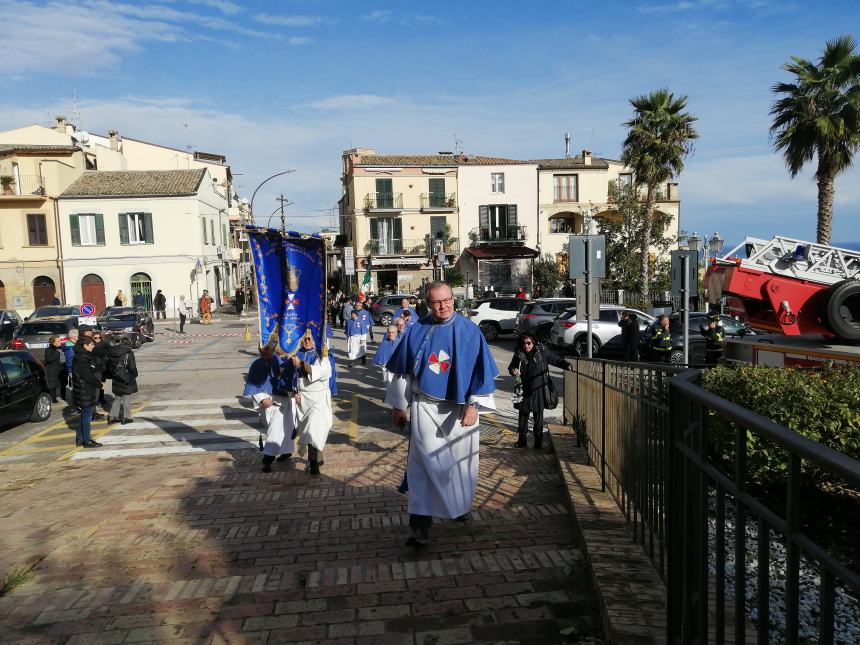 Con l'autoscala l'omaggio alla Madonna dai Vigili del fuoco: in dono due mazzi di fiori