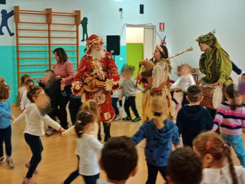 Babbo Natale, gli elfi e la Regina delle nevi: auguri di Natale alle scuole vastesi