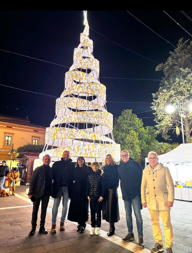 Natale a Termoli: inaugurato il grande albero