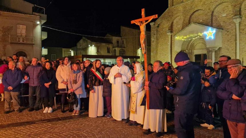 In tanti a San Salvo per il fuoco di San Tommaso e l'arrivo delle reliquie di San Vitale