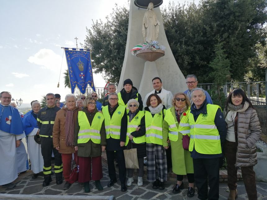 Con l'autoscala l'omaggio alla Madonna dai Vigili del fuoco: in dono due mazzi di fiori