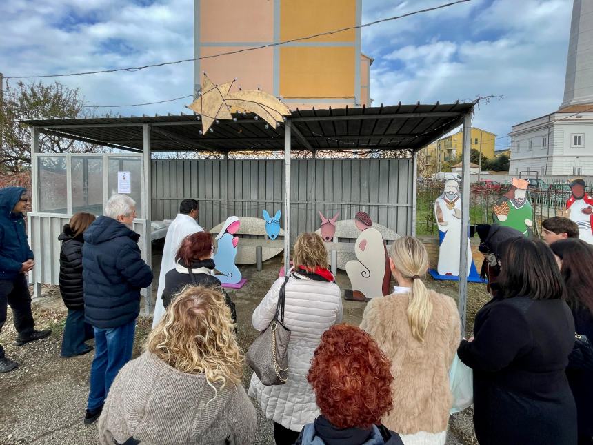 A Punta Penna il presepe di un anonimo spunta sotto la pensilina accanto al faro