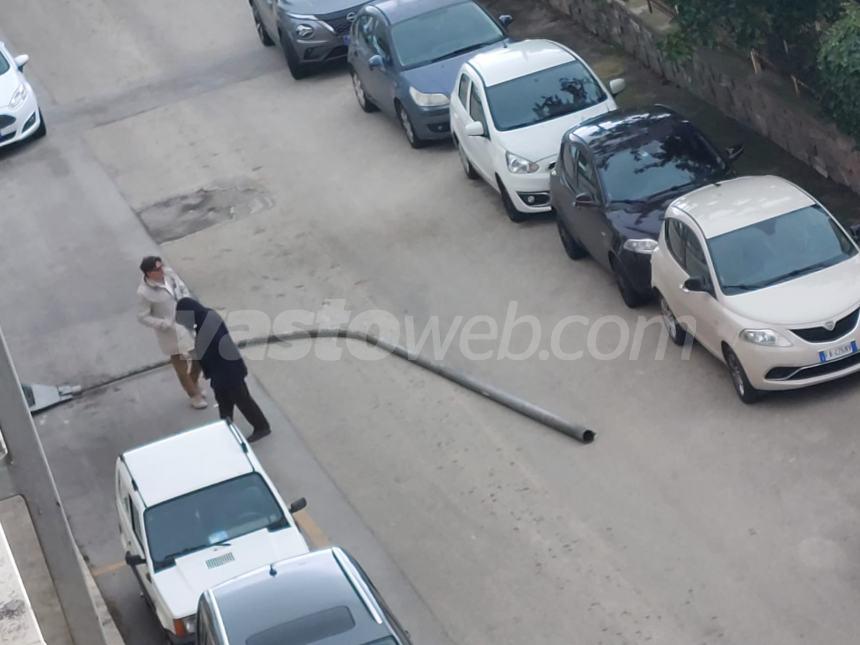 Palo della luce cade tra due auto in via della libertà 