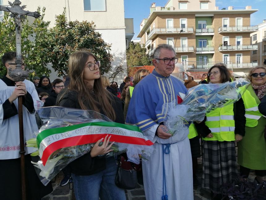 Con l'autoscala l'omaggio alla Madonna dai Vigili del fuoco: in dono due mazzi di fiori