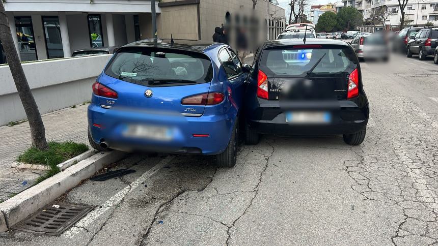 Scontro tra 2 auto in Via Marco Polo a Vasto, 1 finisce sul marciapiede 