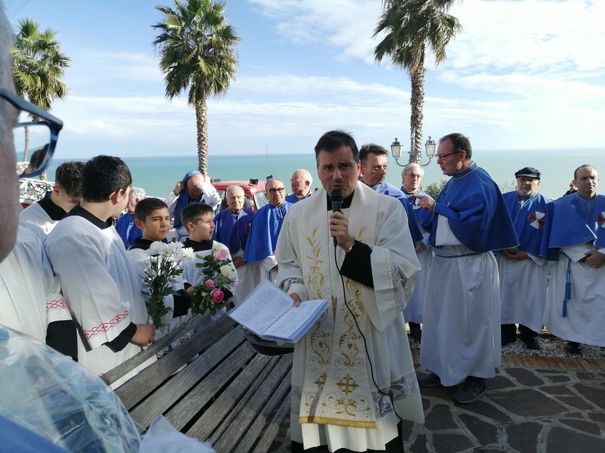 Con l'autoscala l'omaggio alla Madonna dai Vigili del fuoco: in dono due mazzi di fiori