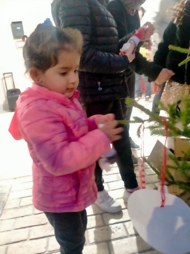 Addobbato l'albero di Natale dell'integrazione