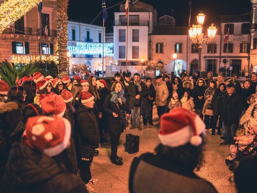 In piazza Rossetti l'esibizione del coro in lingua dei segni