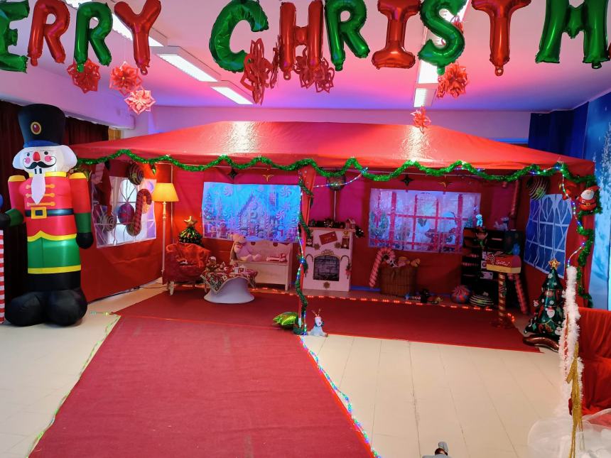 La casa di Babbo Natale dei bimbi dell'infanzia di via Cina