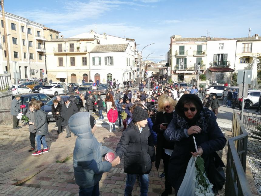 Con l'autoscala l'omaggio alla Madonna dai Vigili del fuoco: in dono due mazzi di fiori