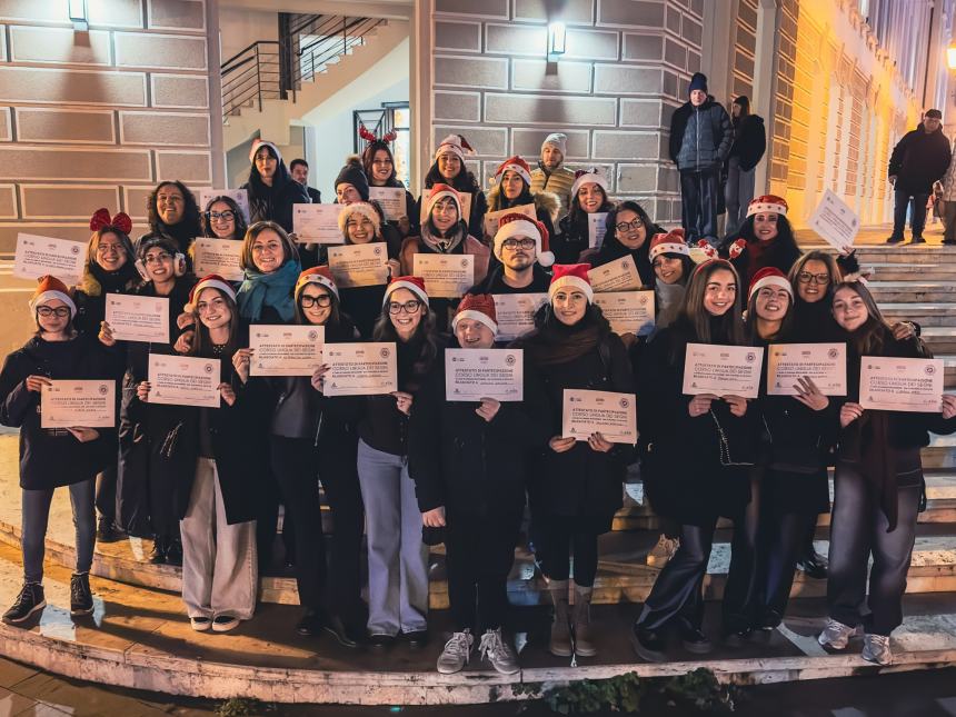 In piazza Rossetti l'esibizione del coro in lingua dei segni