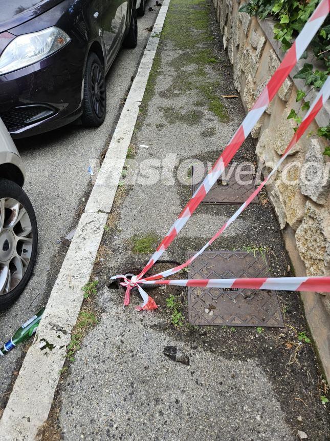 Palo della luce cade tra due auto in via della libertà 