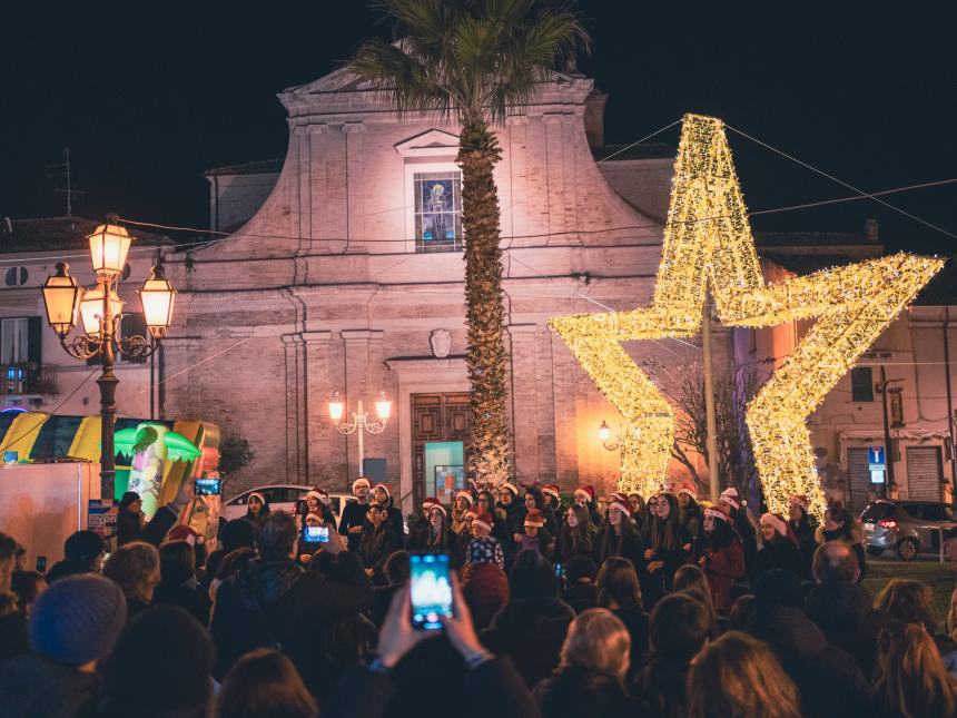 In piazza Rossetti l'esibizione del coro in lingua dei segni