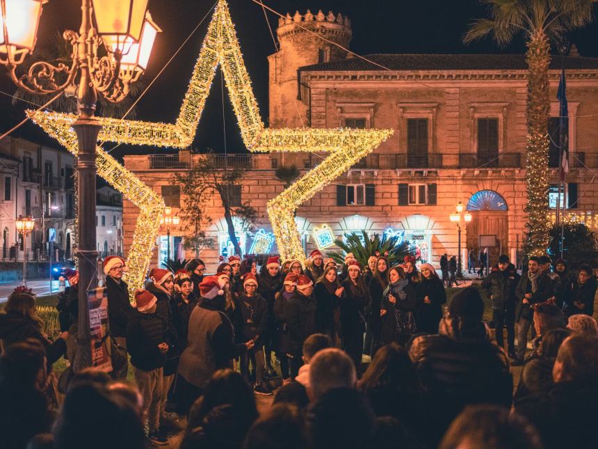 In piazza Rossetti l'esibizione del coro in lingua dei segni