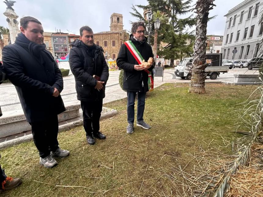 In Piazza Rossetti deposto il bambinello nel Presepe