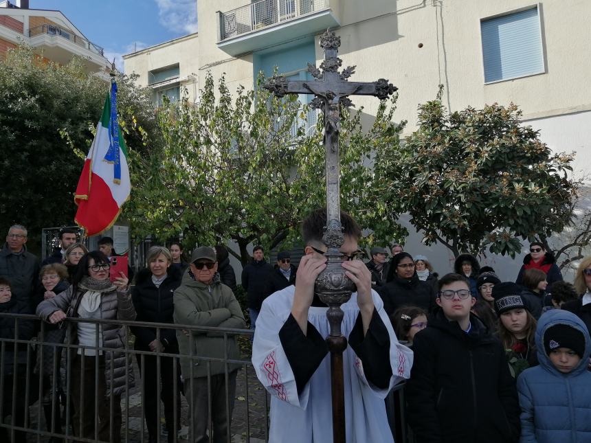 Con l'autoscala l'omaggio alla Madonna dai Vigili del fuoco: in dono due mazzi di fiori