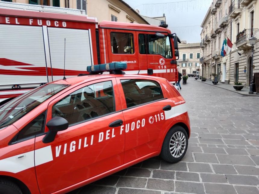 Santa Barbara, messa a San Giuseppe e tricolore sull'autoscala per i Vigili del fuoco