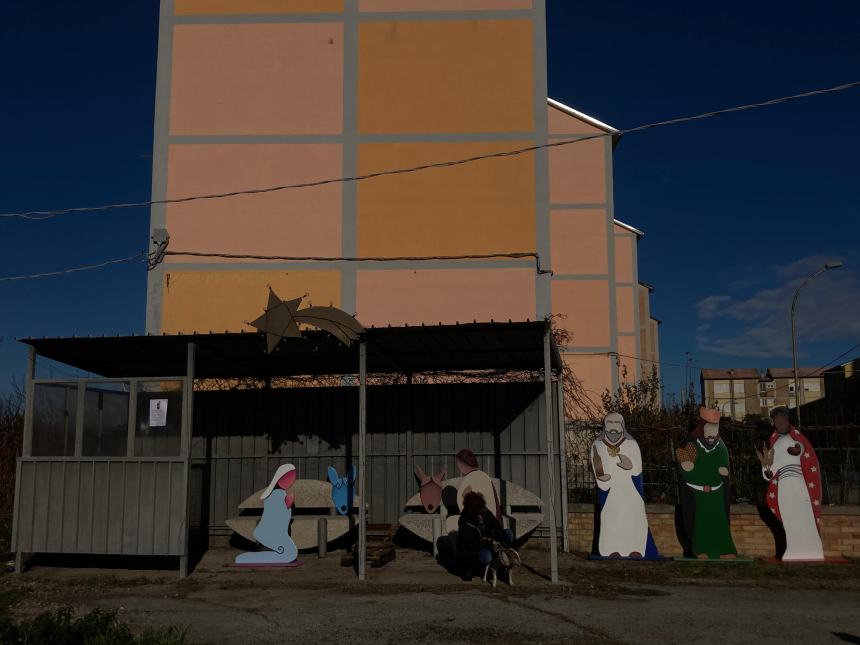 A Punta Penna il presepe di un anonimo spunta sotto la pensilina accanto al faro