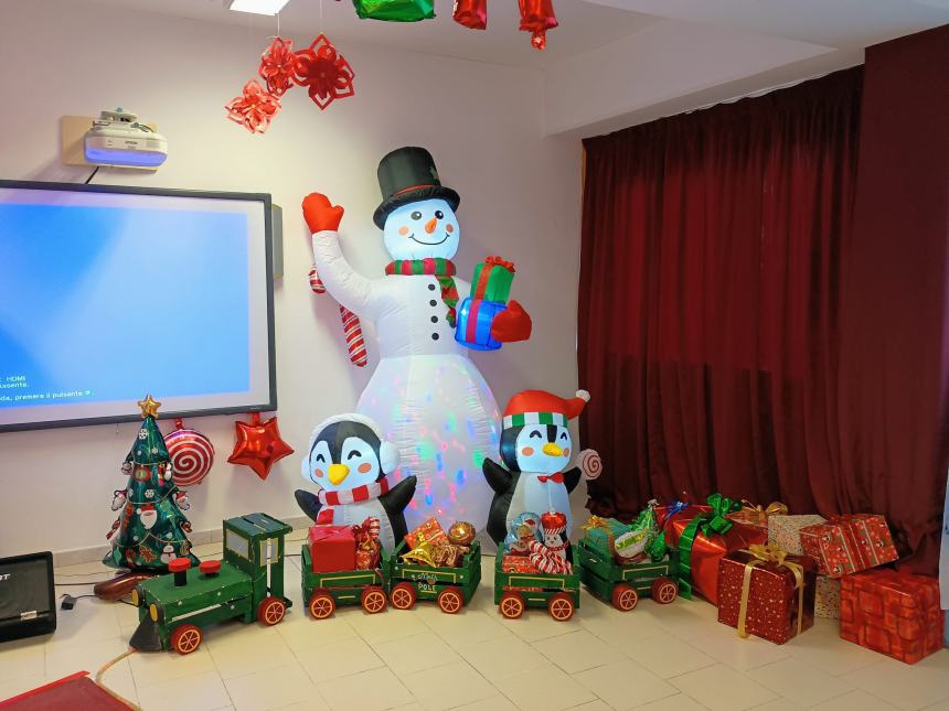 La casa di Babbo Natale dei bimbi dell'infanzia di via Cina